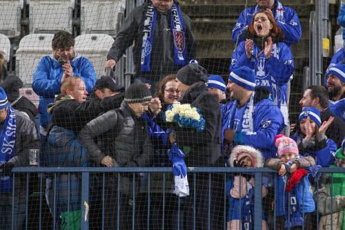 Aleš Škerle na Jižní tribuně v obležení fandů